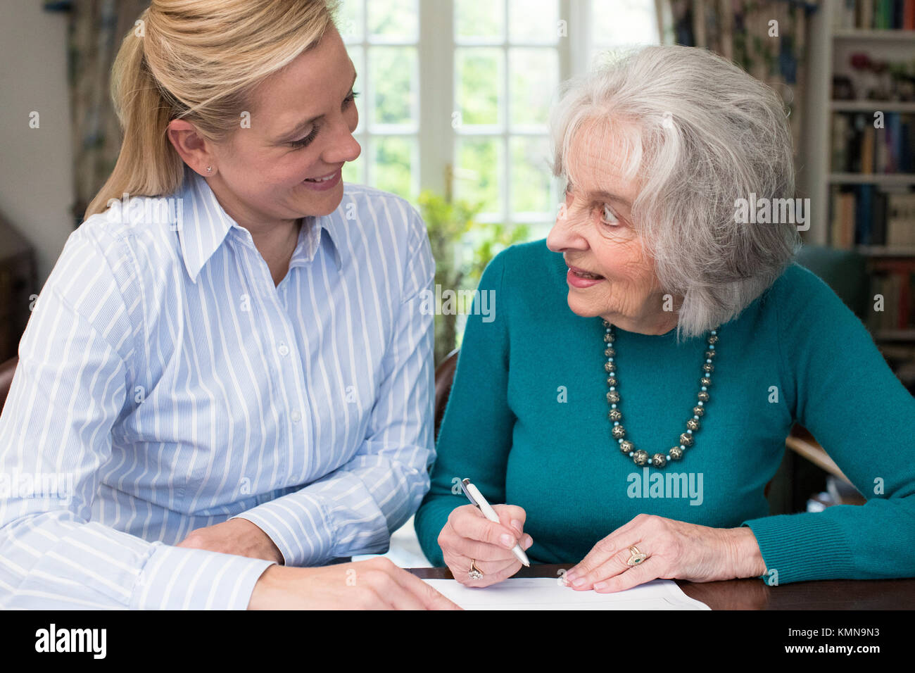 Mujer Senior ayudando al prójimo con tramites Foto de stock