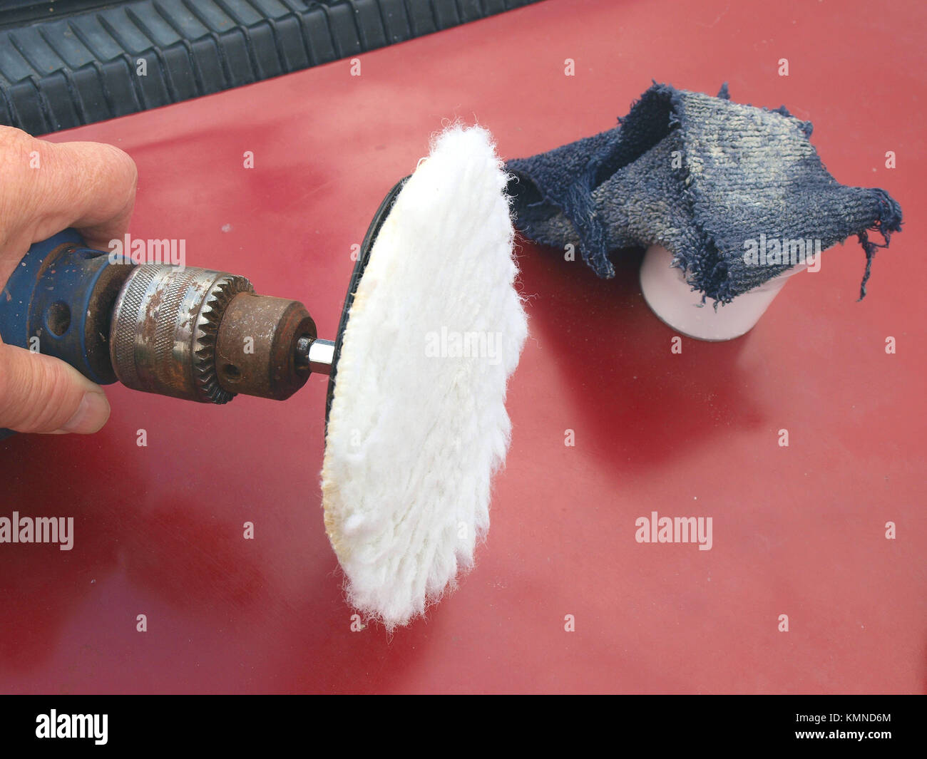 Coche de pulir la pintura corporal de disco de lana y taladro eléctrico  Fotografía de stock - Alamy