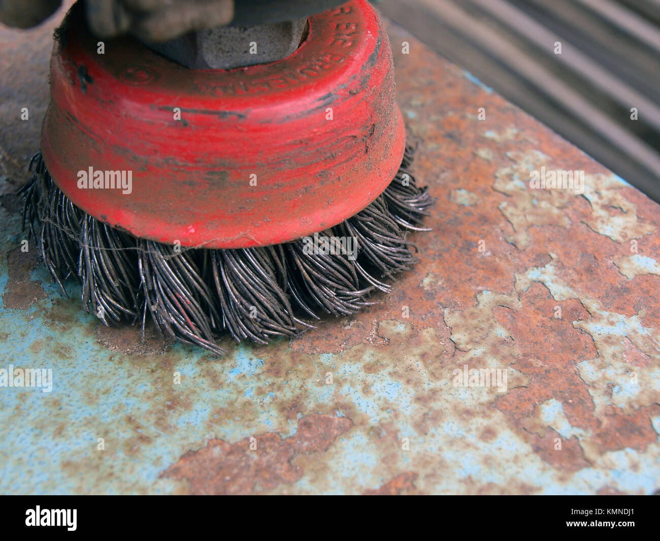 Cepillo de alambre de acero amoladora angular de rotación para cerrar  Fotografía de stock - Alamy