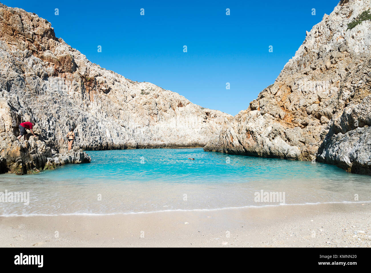 Playa de arena, la bahía del diablo, la isla de Creta, Grecia, el buen tiempo. Foto de stock
