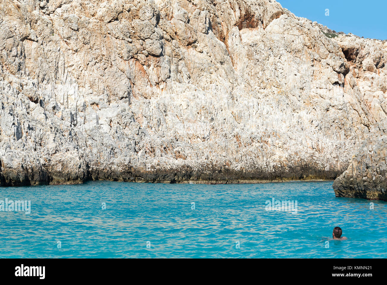 Playa de arena, la bahía del diablo, la isla de Creta, Grecia, el buen tiempo. Foto de stock