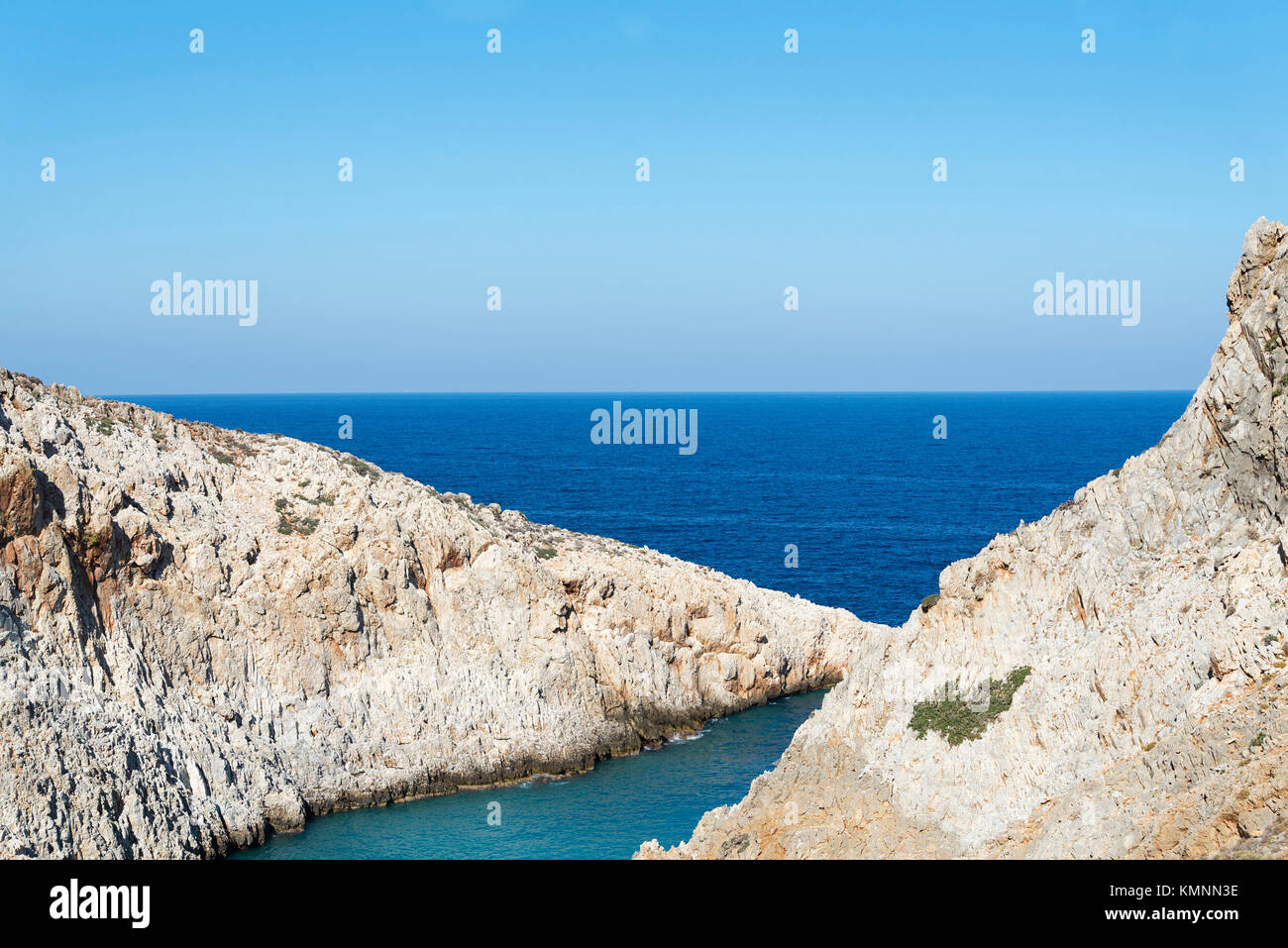 Playa de arena, la bahía del diablo, la isla de Creta, Grecia, el buen tiempo. Foto de stock