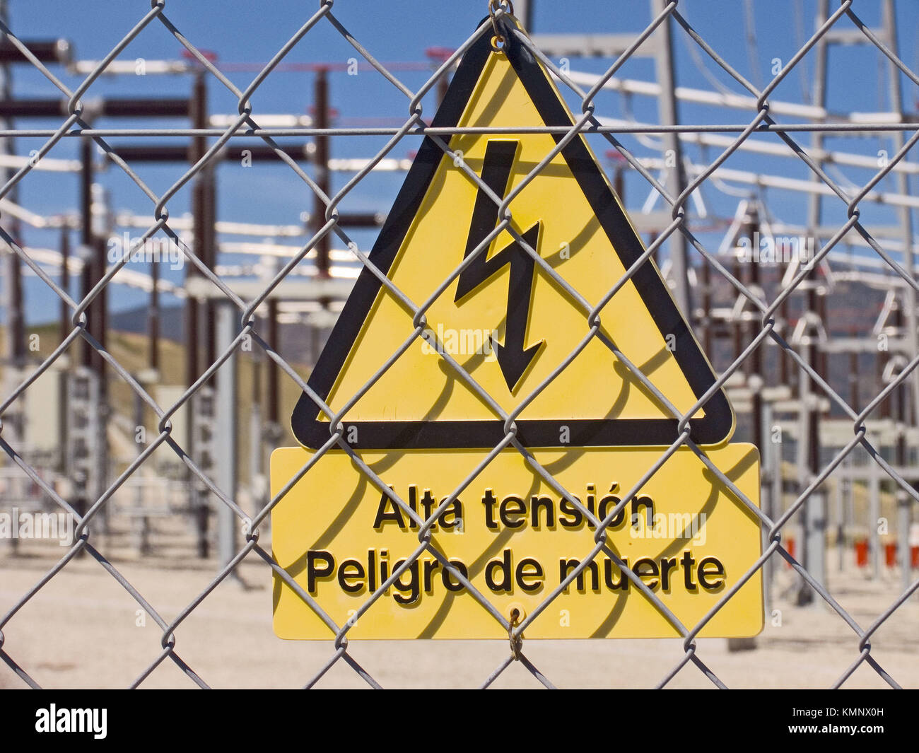 Peligro de muerte de alta tensión en la red eléctrica de advertencia cerca  de Tarifa. La provincia de Cádiz, España Fotografía de stock - Alamy