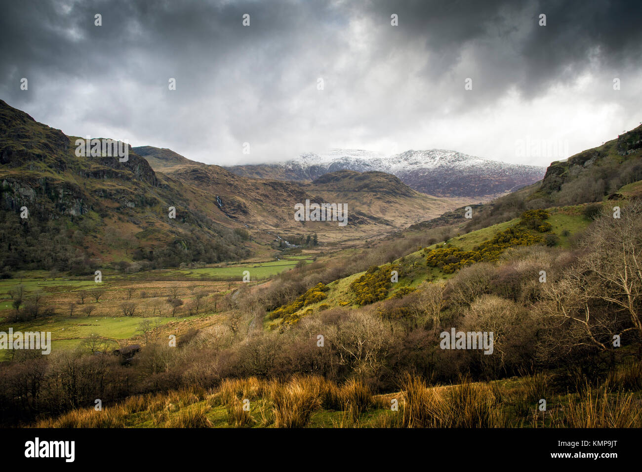 El Parque Nacional de Snowdonia, invernal vistas hacia el monte Snowdon, y las sierras cercanas. Foto de stock
