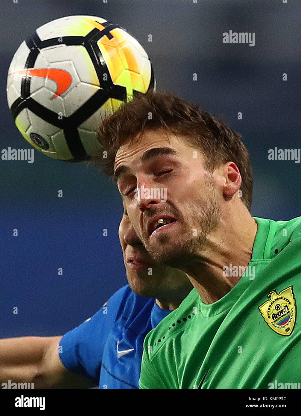 Moscú, Rusia - Diciembre 9, 2017: anzhi makhachkala ivan markelov dirige la  pelota en la federación de fútbol premier league 2017/2018 redondo de 20  partido de fútbol entre el Dinamo de Moscú