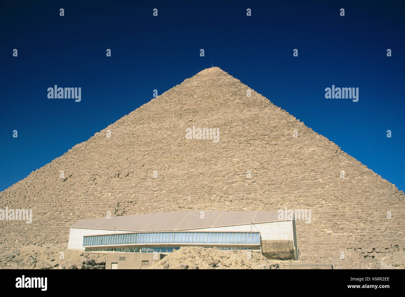 Gran Pirámide de Keops y el Museo del Barco Solar. Giza. Egipto Foto de stock