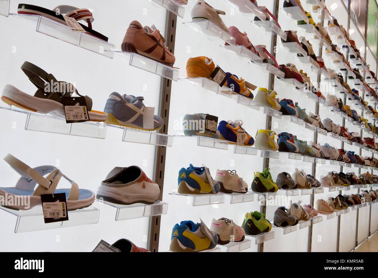 Calzado deportivo en zapatería, Centro comercial Fotografía de stock - Alamy