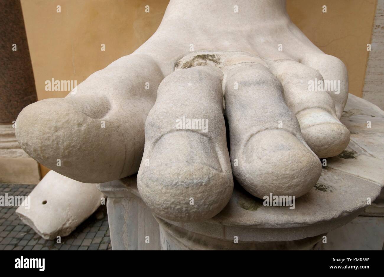 Pie de la estatua del emperador Constantino II en el patio del Palazzo dei Conservatori, Museo Capitolino. Roma. Italia Foto de stock