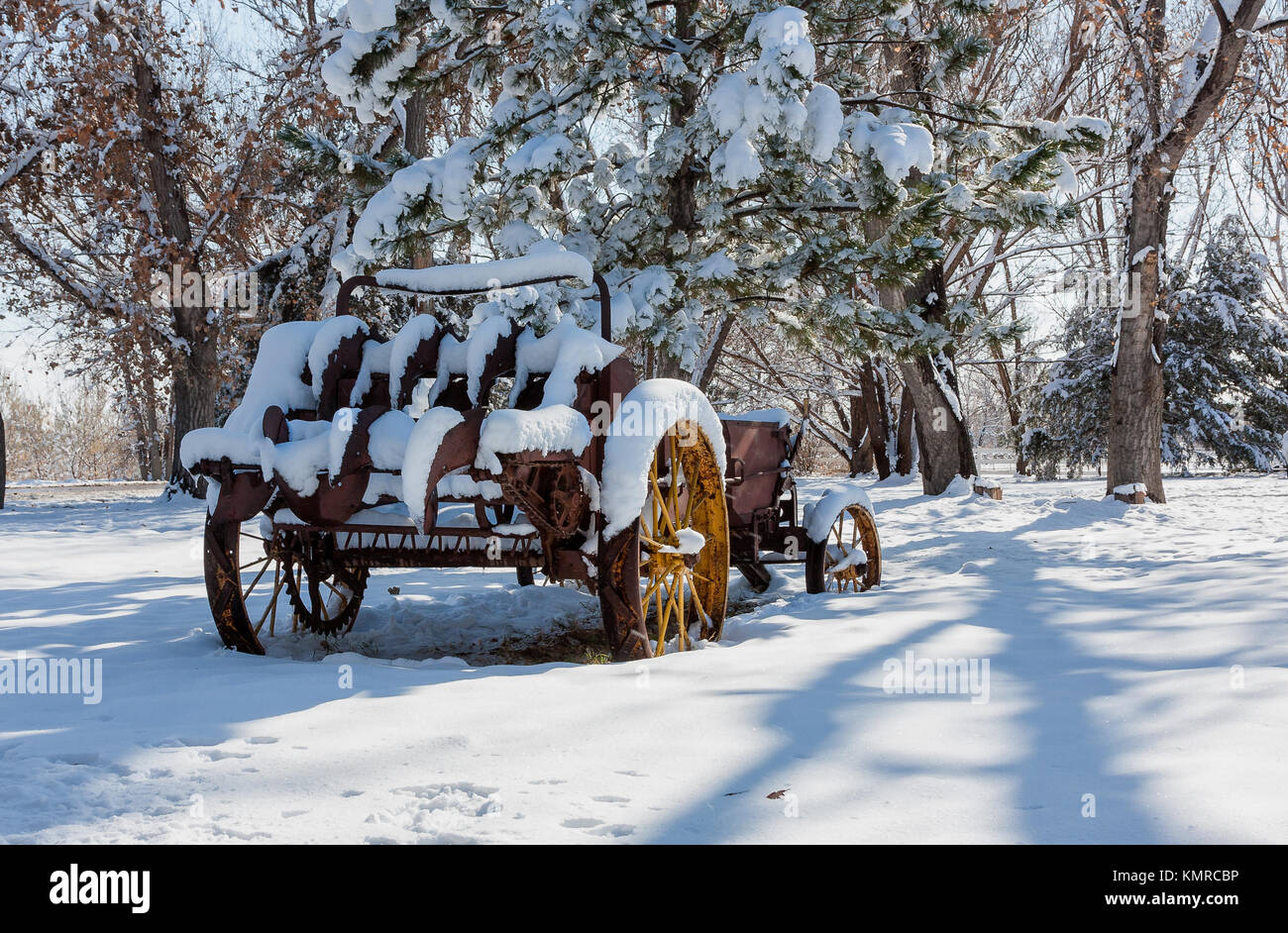 La nieve acumulada en el oxidado viejo equipo agrícola Foto de stock