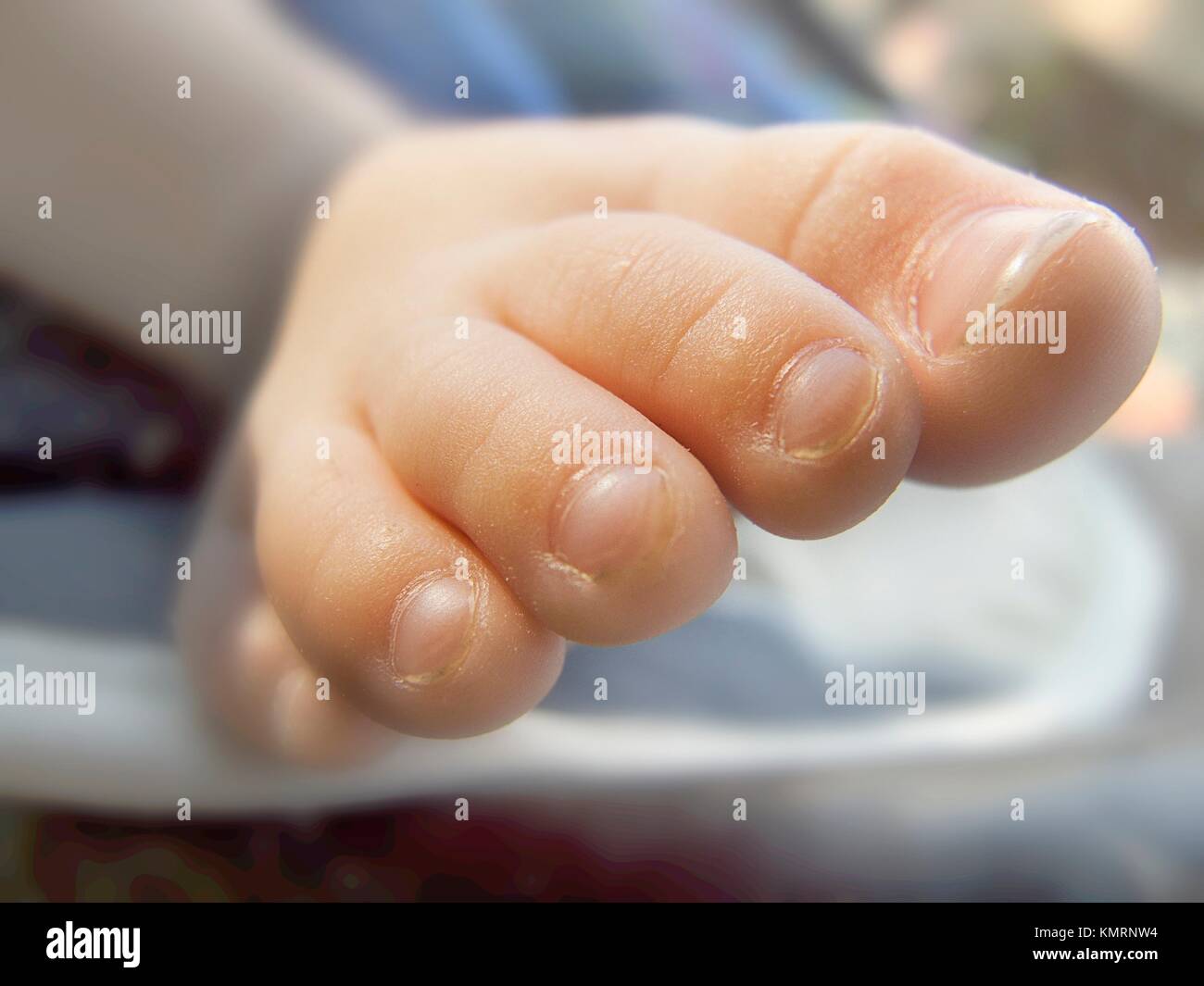 Close-up de los dedos de los pies de un bebé recién nacido. Foto de stock