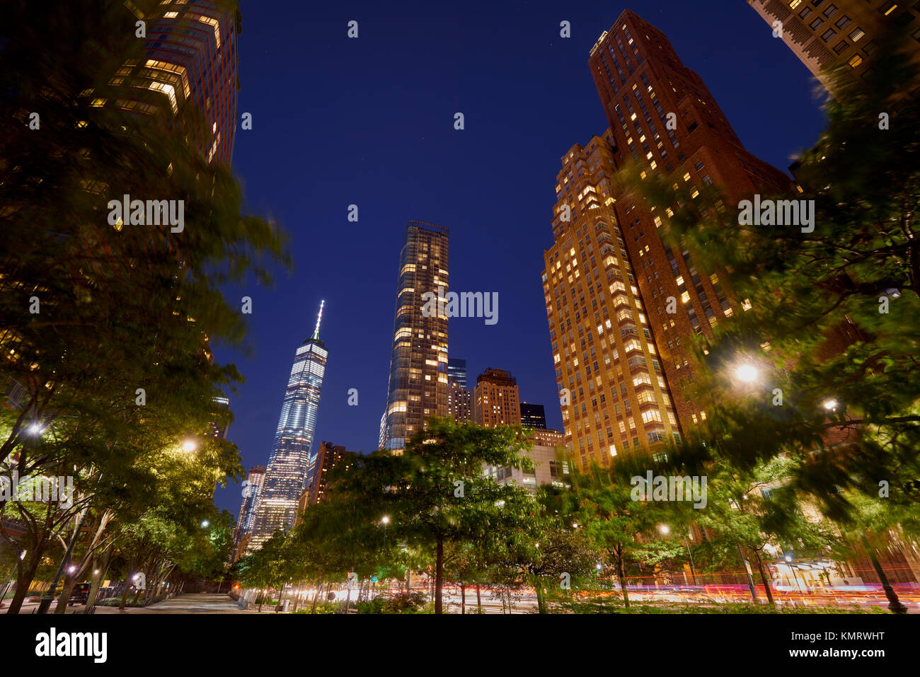 West Street en el Bajo Manhattan con sus skyscrapeers (50 West Street y One World Trade Center) en el crepúsculo. Distrcit financiera, la ciudad de Nueva York Foto de stock
