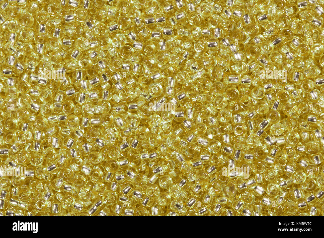 Fondo de perlas de vidrio de color amarillo dorado. Foto de stock