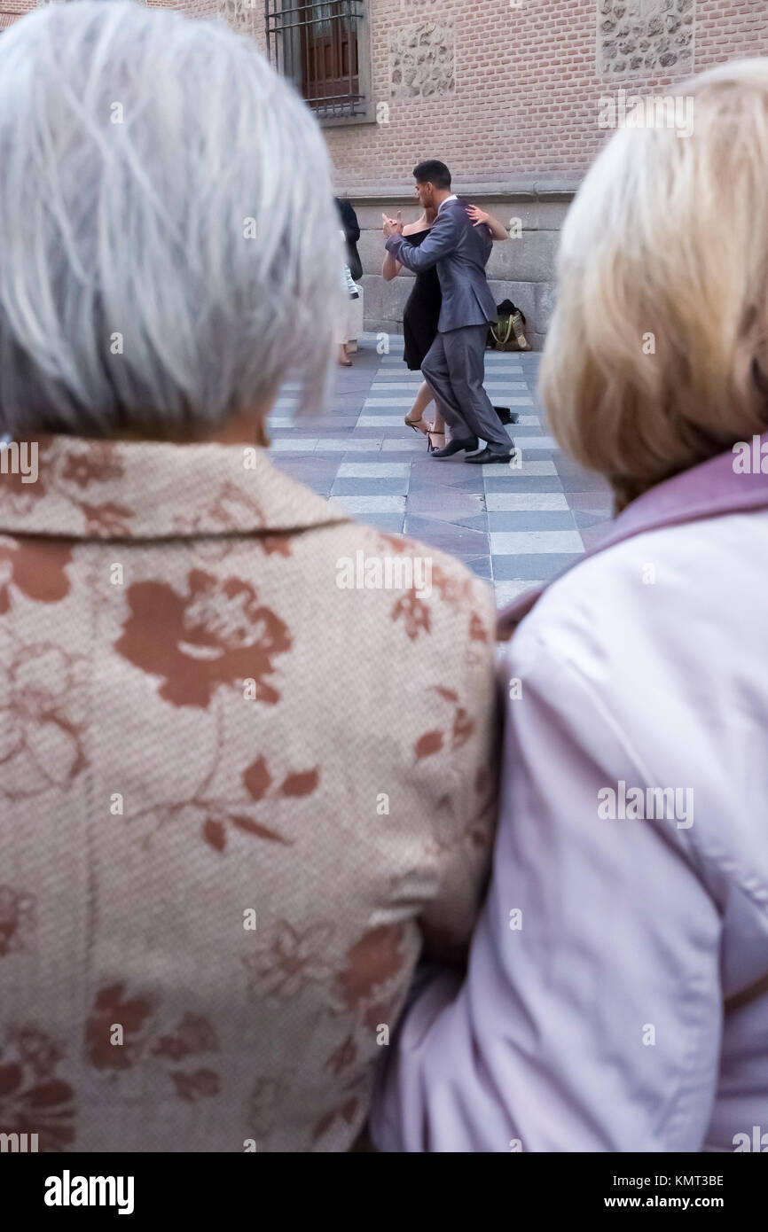 Dos ancianas mirando a una joven pareja bailando el tango en Madrid  Fotografía de stock - Alamy