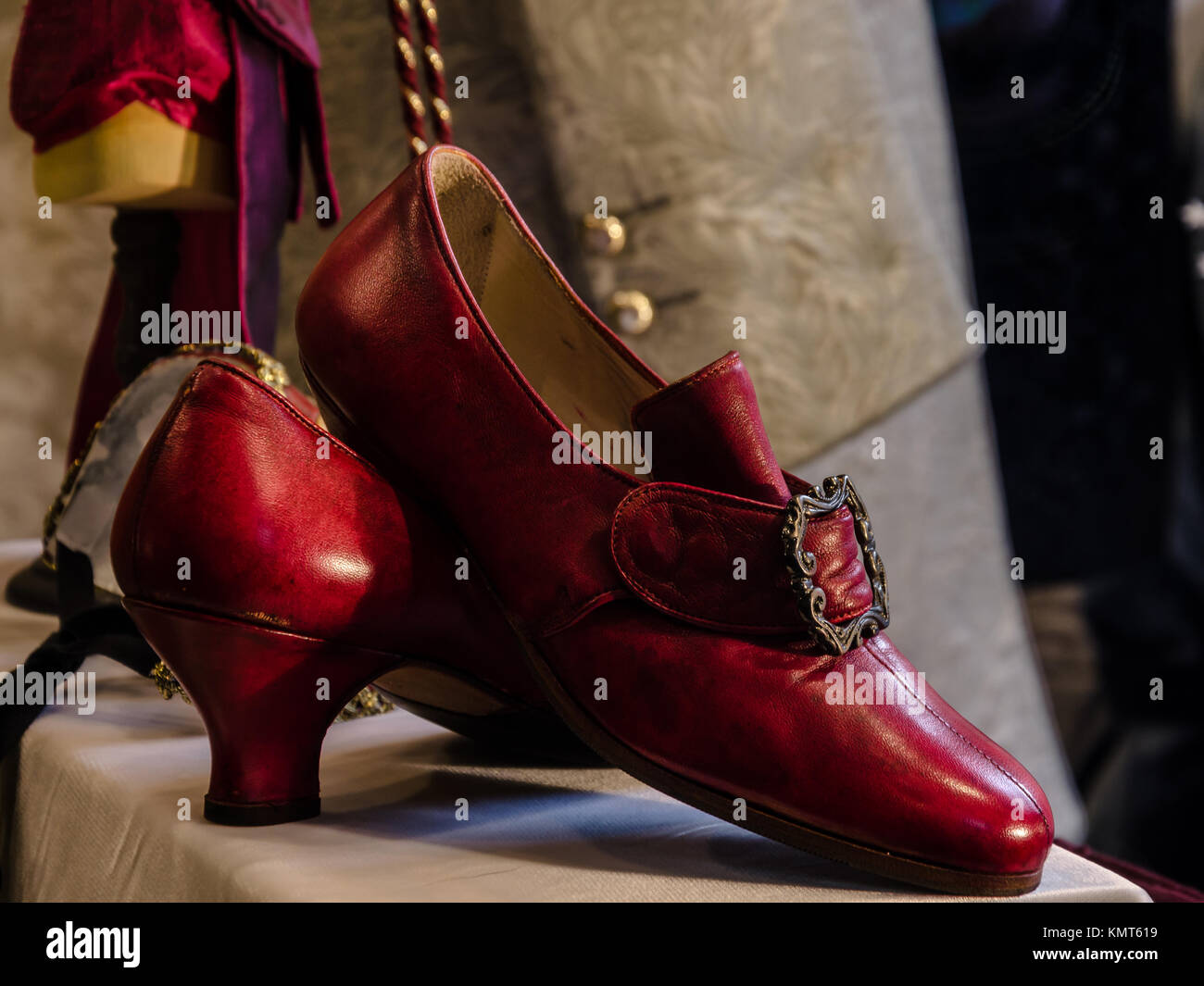 Detalles de zapatos rojos en estilo veneciano para el tradicional Carnaval  de Venecia, Italia Fotografía de stock - Alamy