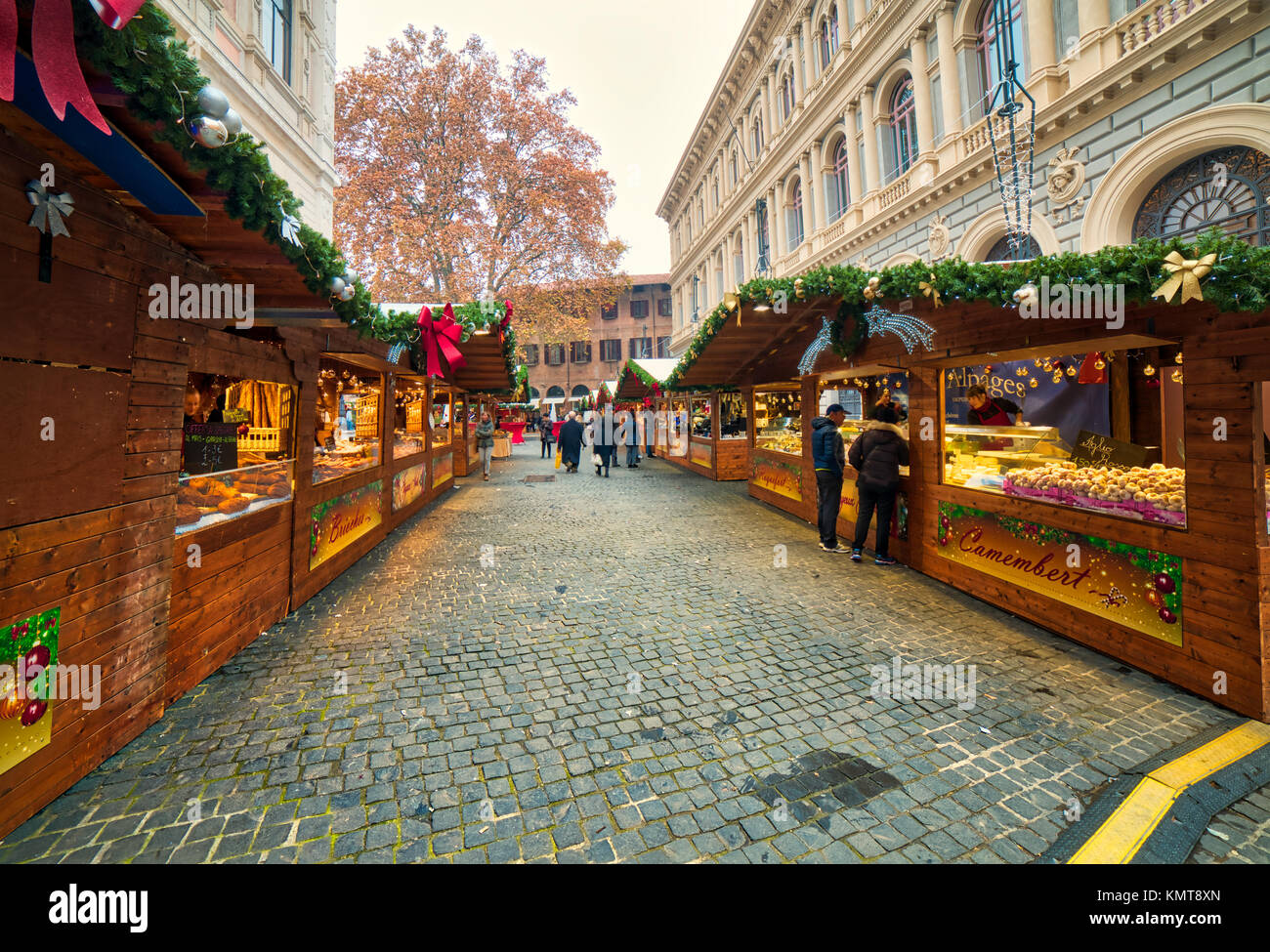 Bolonia, Italia 4 de diciembre de 2016 mercado francés en el centro