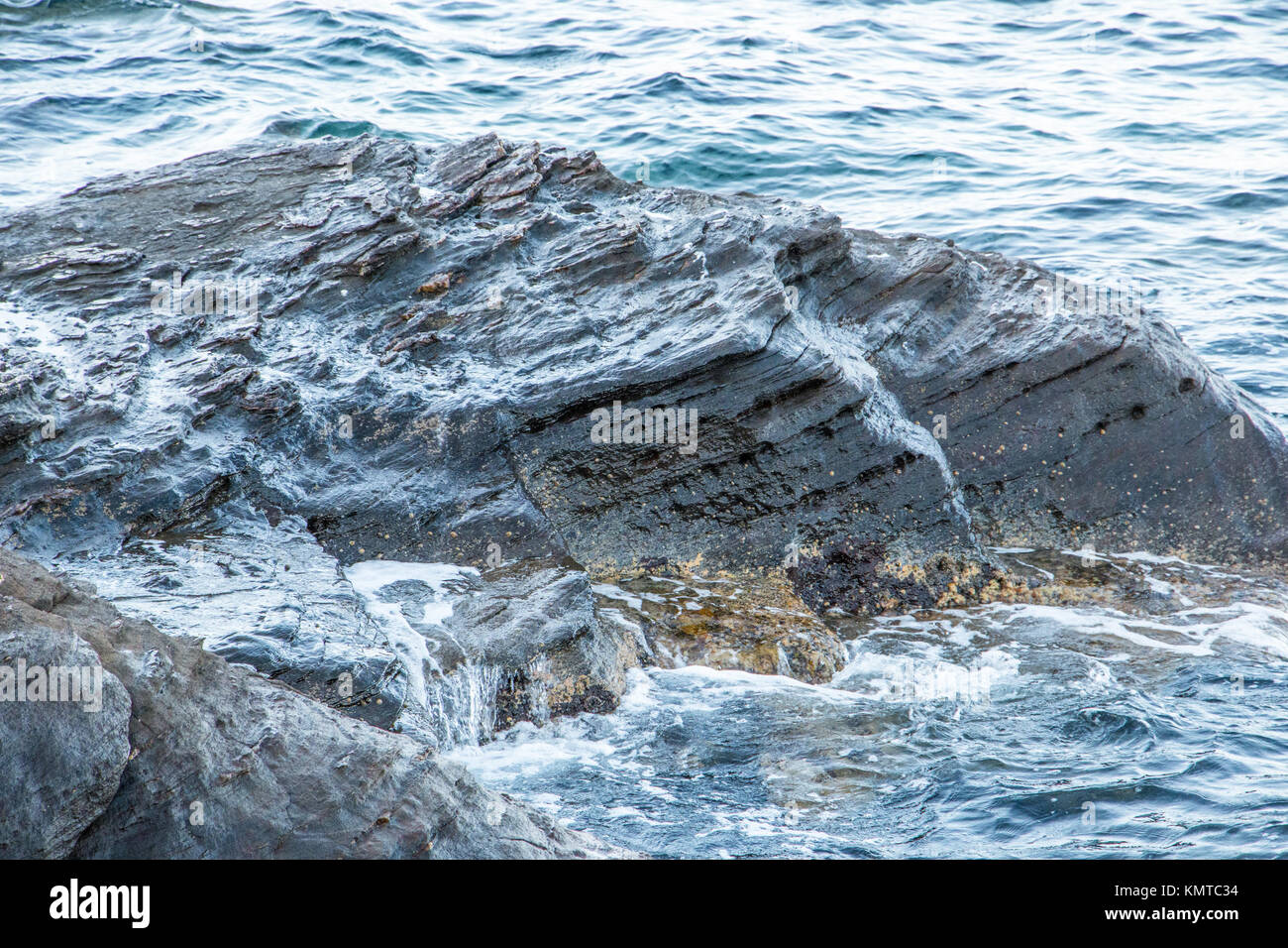 Enormes rocas y olas del mar en Turquía Foto de stock