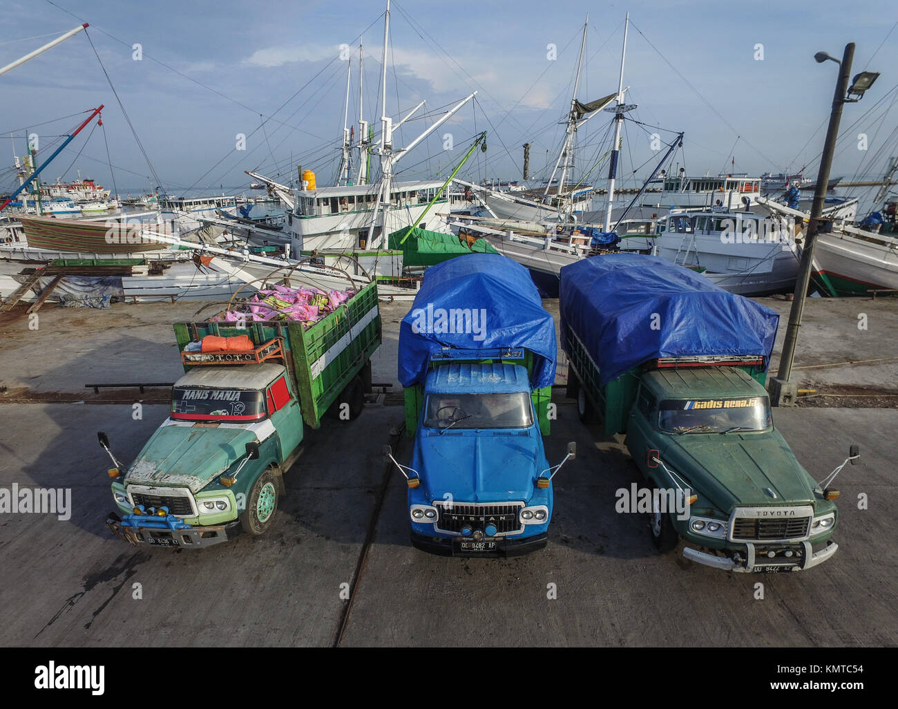 Antiguo transporter truck y la vida cotidiana en puerto Paotere - Makassar. Foto de stock