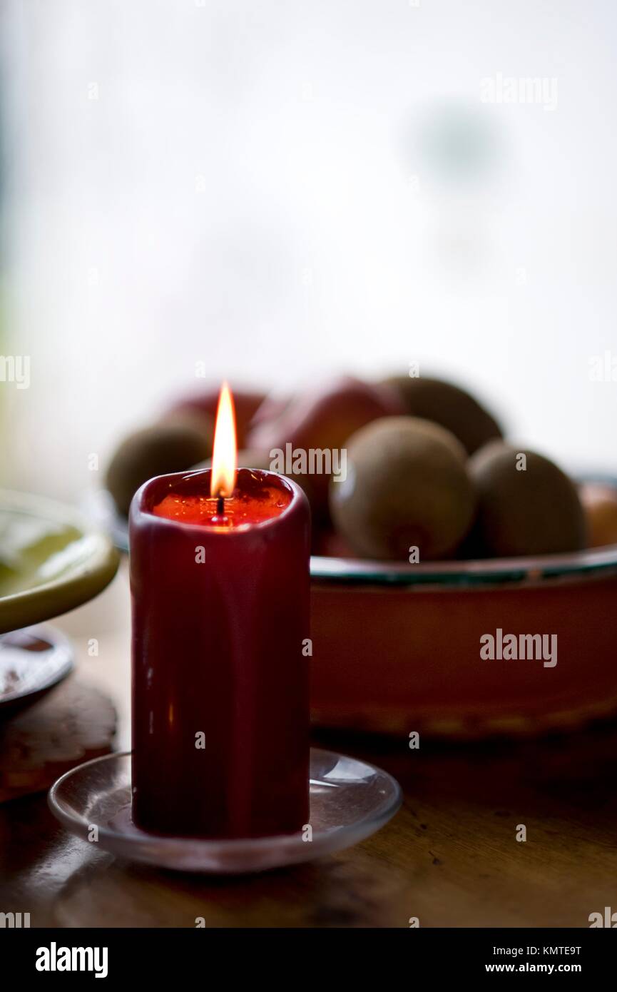 Acogedor con velas en la mesa de la cocina. Foto de stock