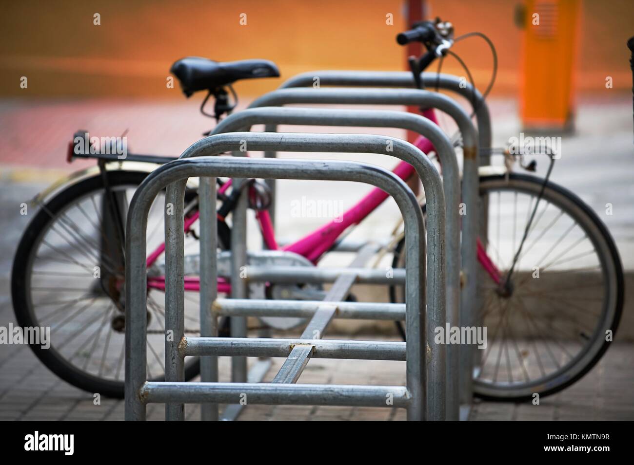 Parking de bicicletas a lo largo de la ciudad de Denia. Alicante. Comunidad Valenciana. España. Foto de stock