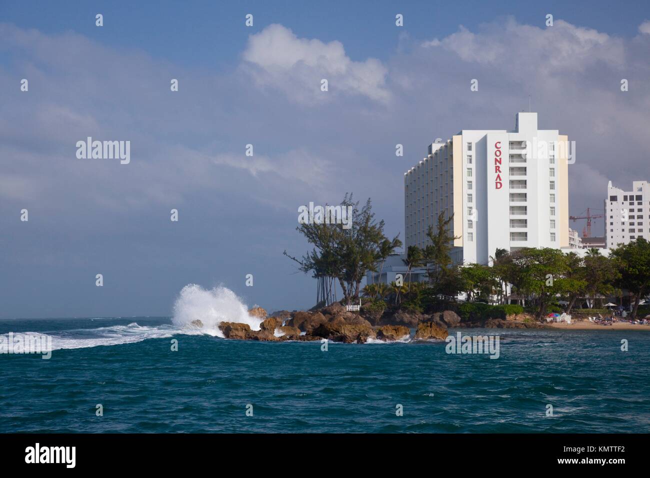 El Hotel Conrad y playa de surf en San Juan, Puerto Rico, Antillas  Fotografía de stock - Alamy