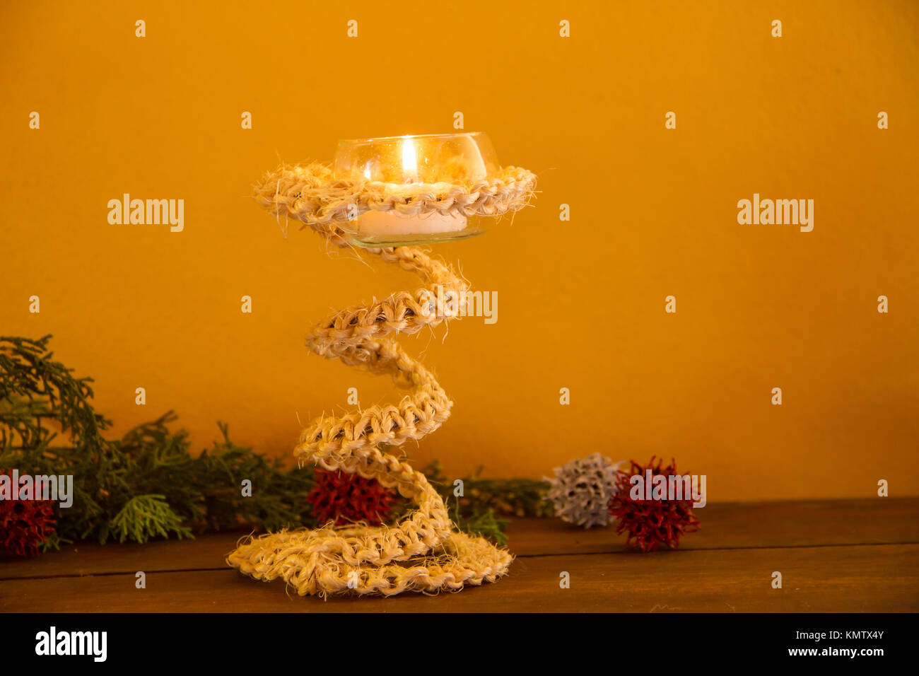 Velas Artesanales rústicos hechos con materiales reciclados. Foto de stock