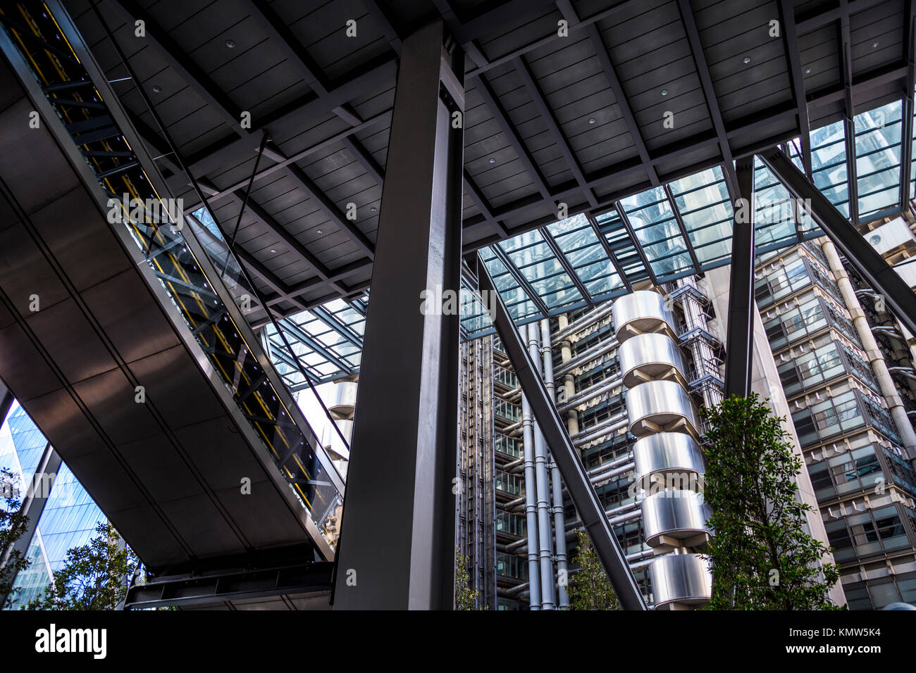 Arquitectura moderna - Vista del edificio Lloyds en el atrio del edificio Leadenhall, Londres, Reino Unido. Foto de stock
