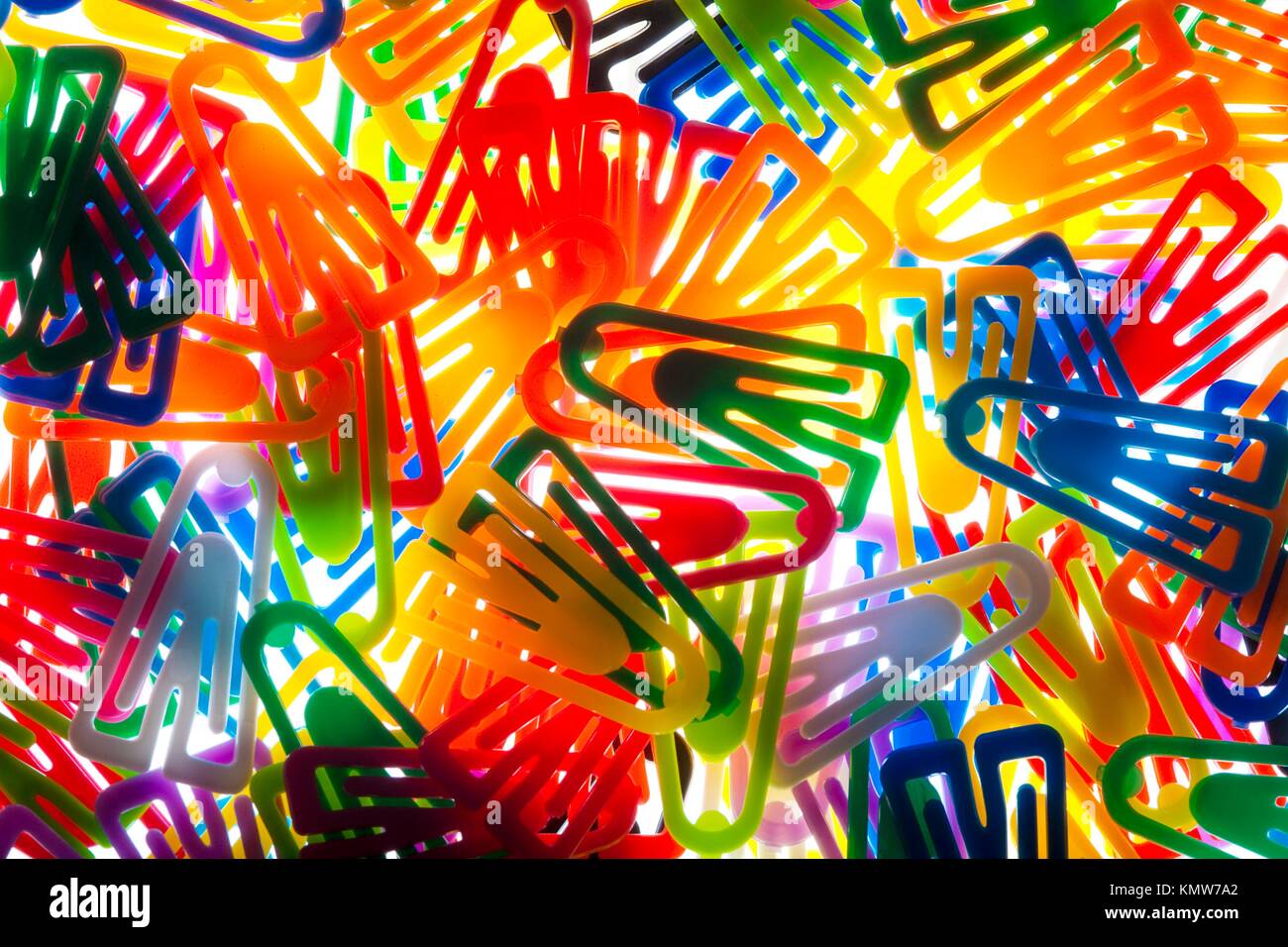 Papelería - closeup oof muchos coloridos clips de plástico Foto de stock