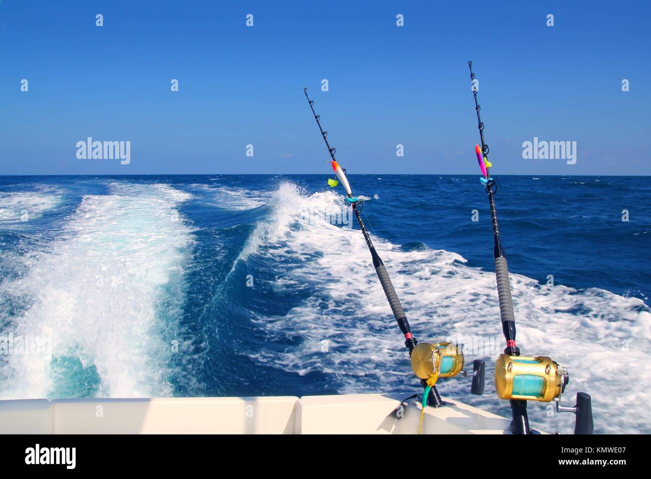 Barco de pesca trolling rod y tambores de agua salada de oro profundo  océano azul mar wake Fotografía de stock - Alamy