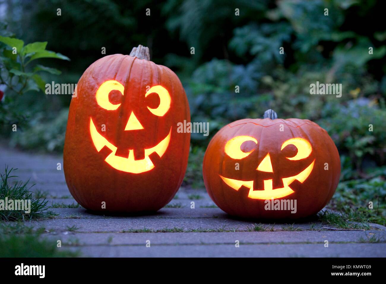 Dos Halloween pumkins iluminada en el jardín Foto de stock