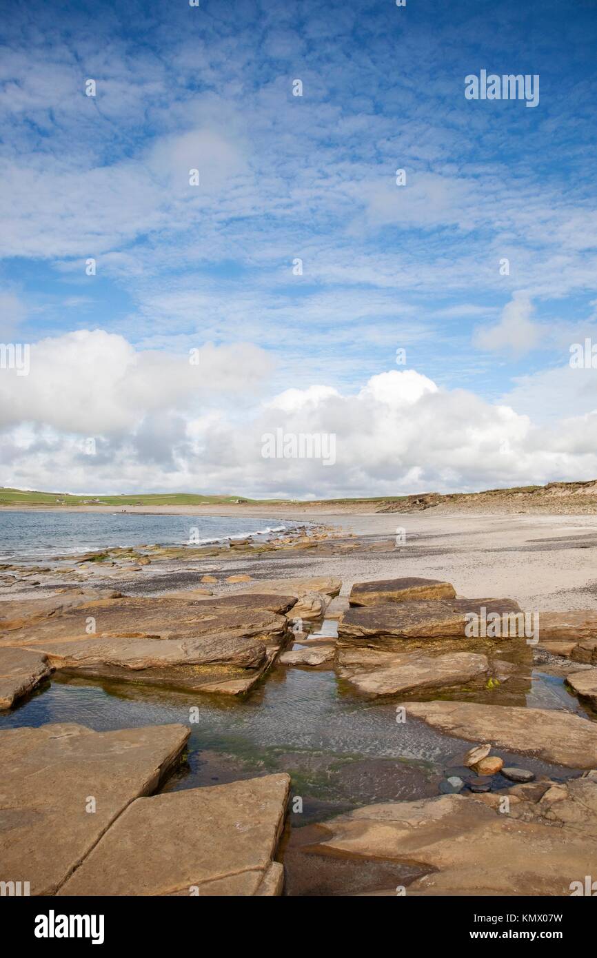 Piscina de roca en la Bahía de Skaill Beach, Islas Orkney, Escocia Foto de stock