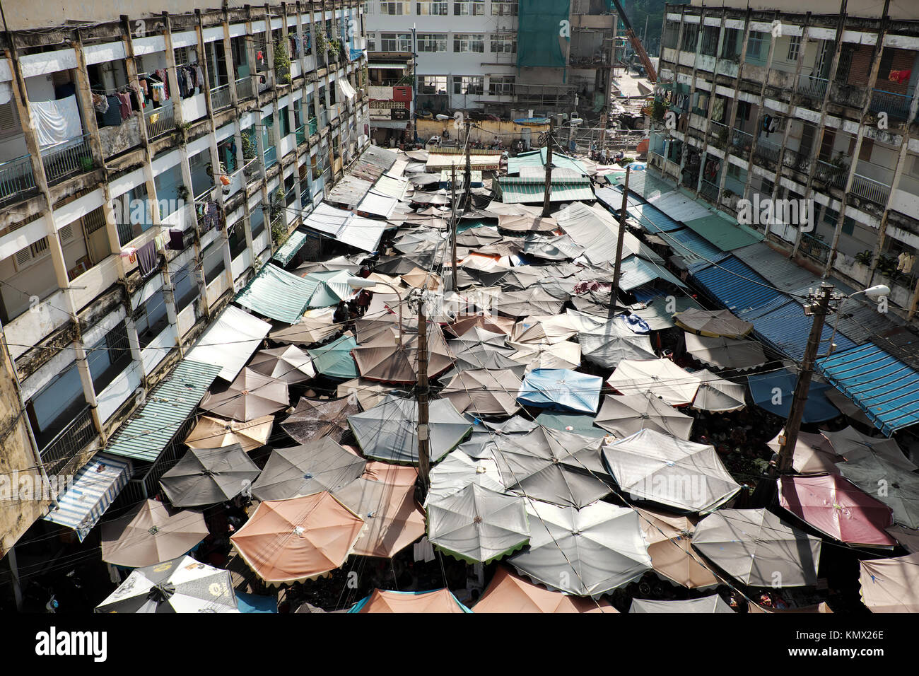 Panorámicas increíbles vistas desde lo alto del mercado al aire libre entre edificio antiguo, el mercado al aire libre con grupo de sombrilla hacer impresión de escena en el día, Vietnam Foto de stock
