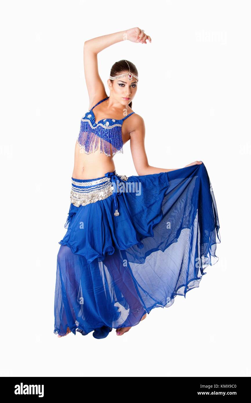 Hermosa árabe Belly Dancer Mujer en azul con vestido de plata con gemas y joyas de cabeza sujetando falda de baile, aislado Fotografía de stock - Alamy