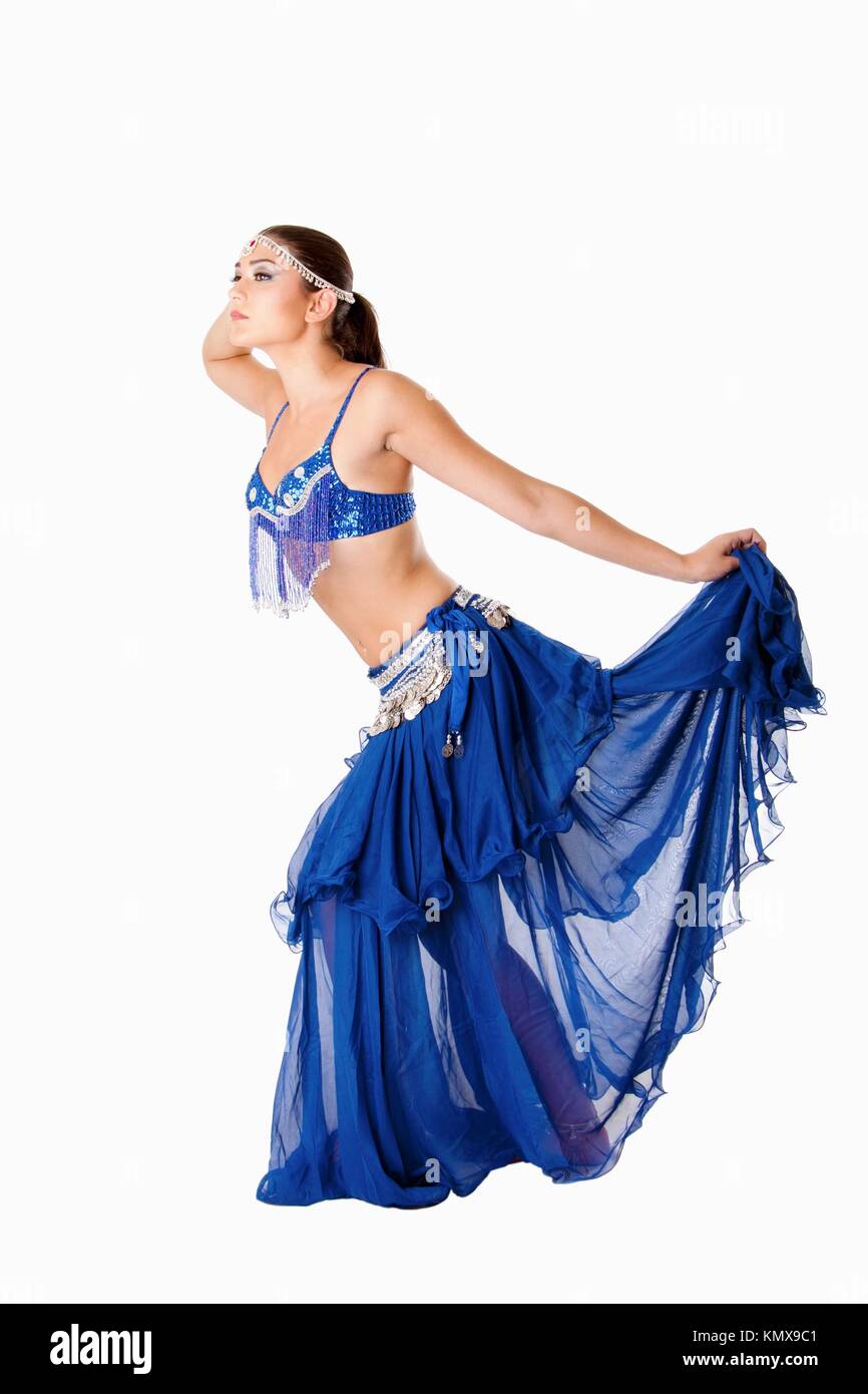 Hermosa árabe Belly Dancer Mujer en azul con vestido de plata con gemas y joyas de cabeza sujetando falda de baile, aislado Fotografía de stock - Alamy