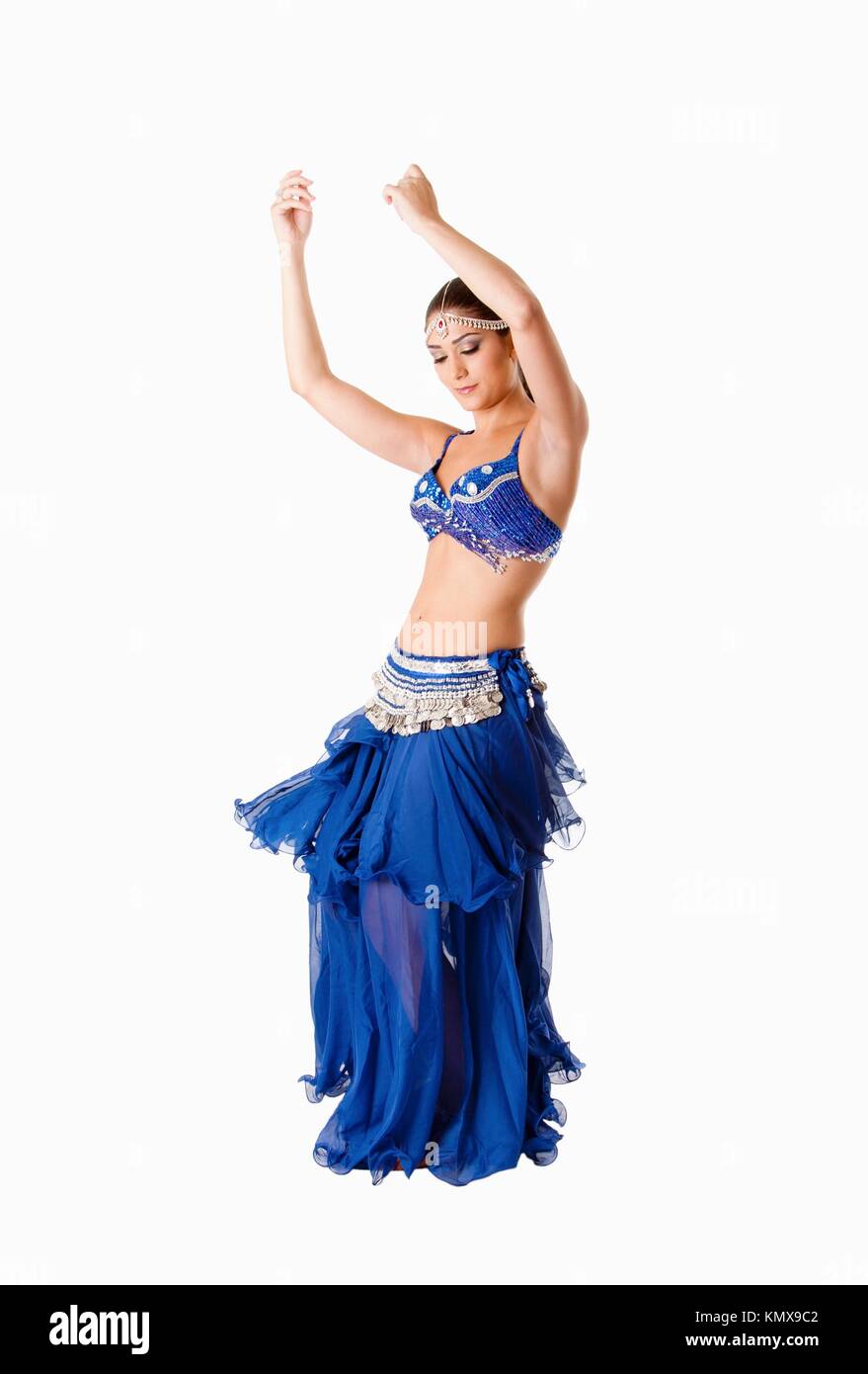 Hermosa árabe Belly Dancer harén Mujer en azul con vestido de plata con  gemas y joyas de cabeza bailando falda arremolinada, aislado Fotografía de  stock - Alamy