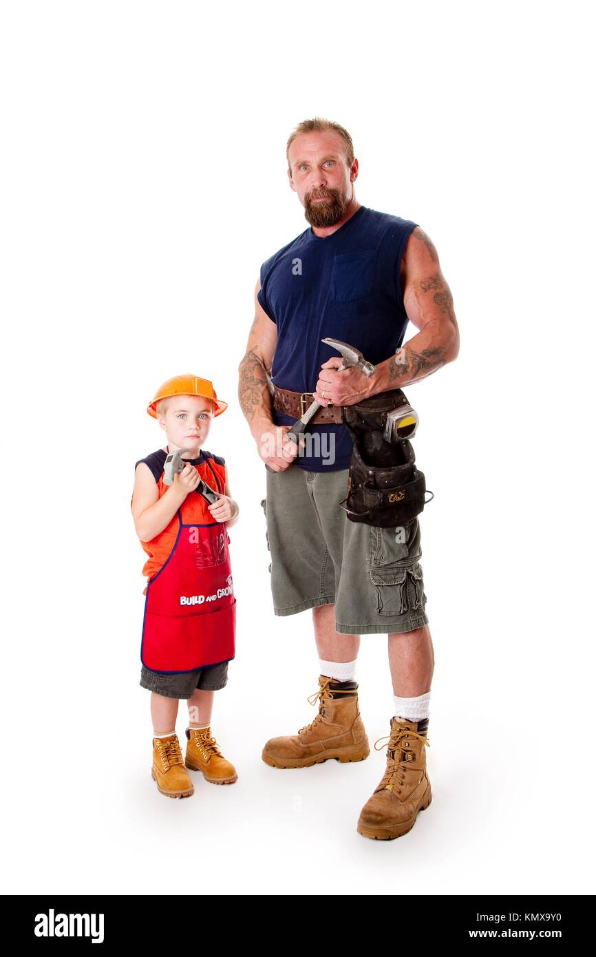El padre de mediana edad caucásico y lindo hijo joven dispuesta a hacer un  trabajo de construcción del hombre y niño usando cinturón de herramientas y  la celebración de martillos, vistiendo pantalones