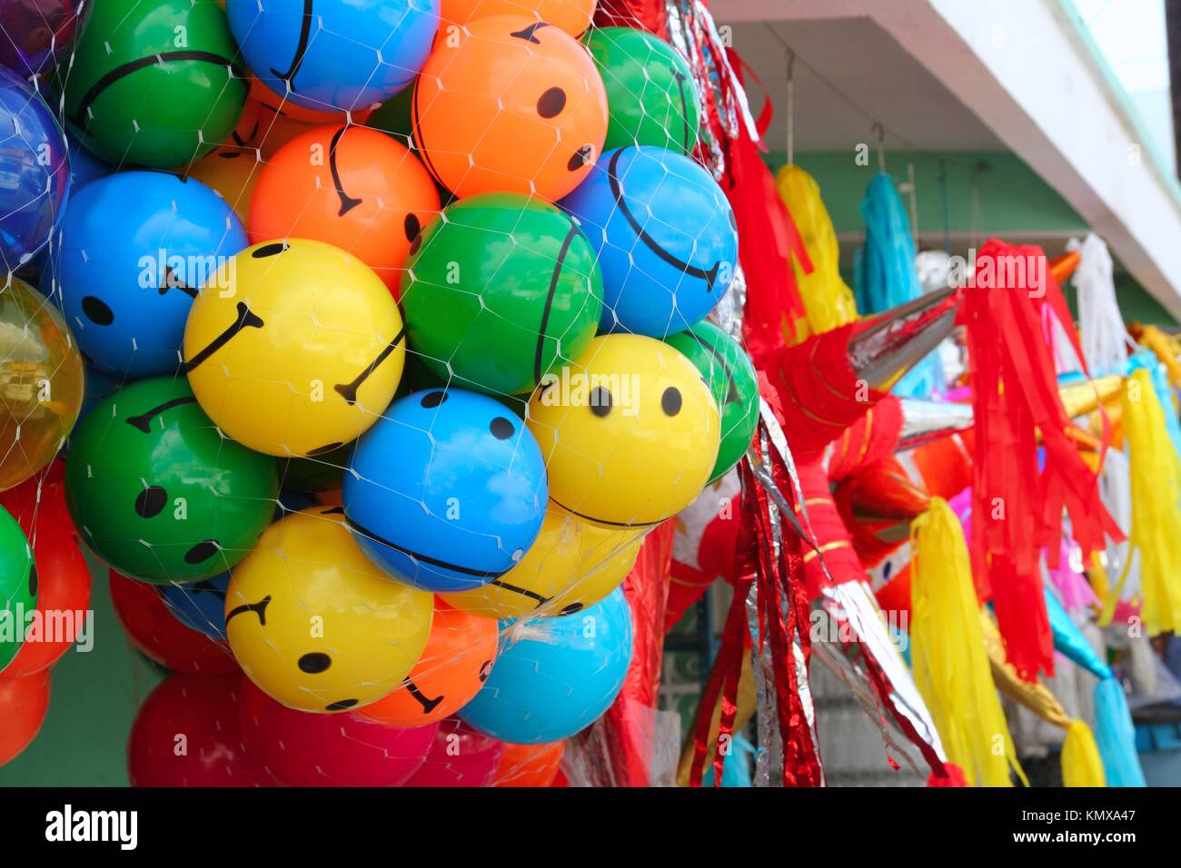 Smiley coloridas bolas y parte pinata en mercado en México Fotografía de  stock - Alamy