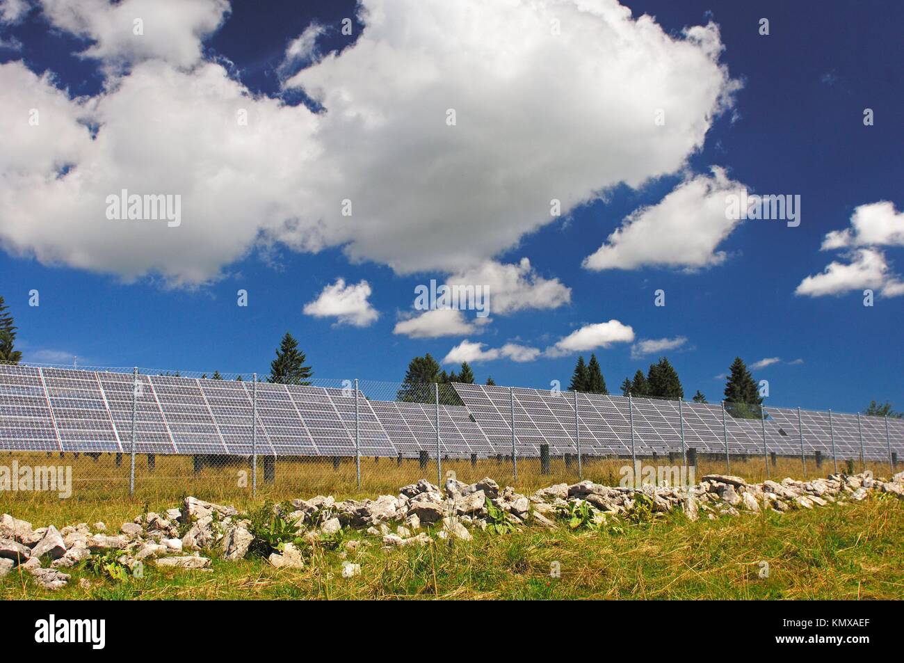 Paneles solares de silicio de una granja de energía solar fotovoltaica centro Mont Soleil, St Imier, cantón del Jura, Suiza Foto de stock