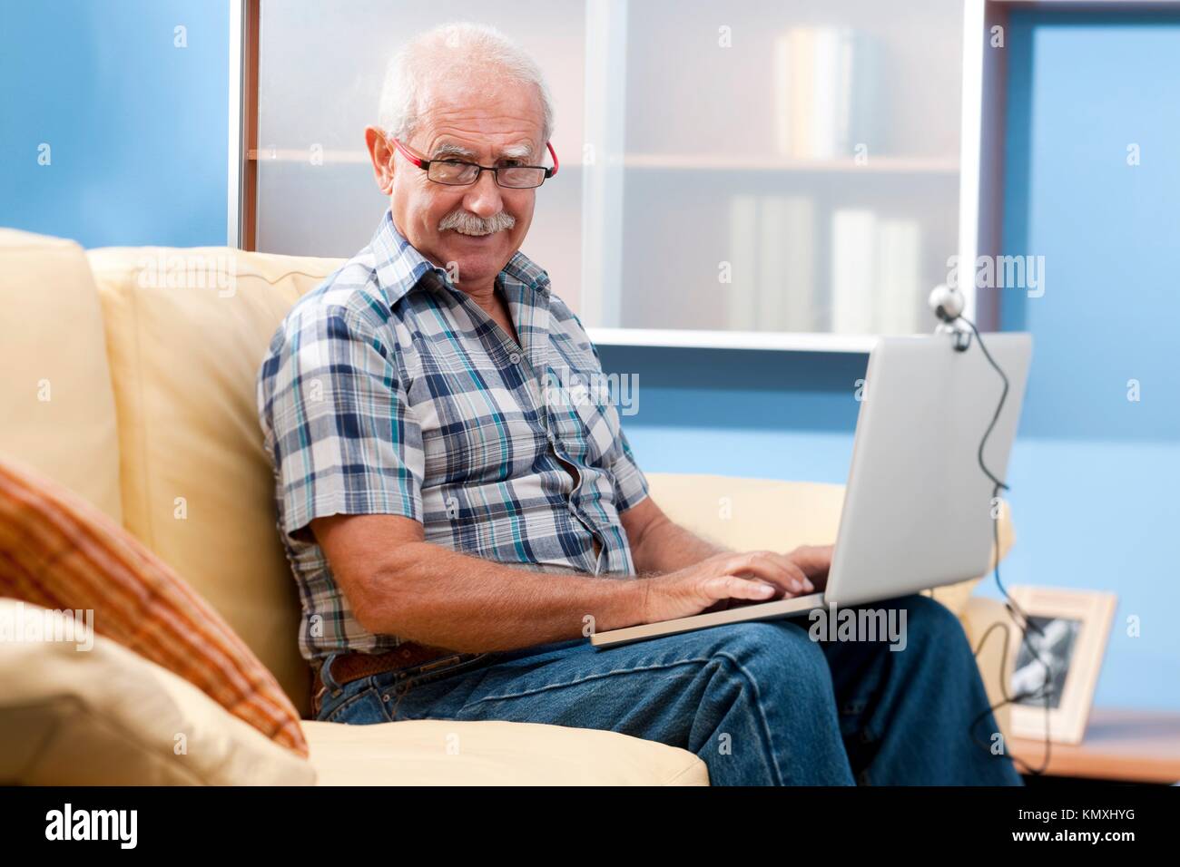 Hombre Senior/Grandfther hablando a través de webcam Fotografía de stock -  Alamy