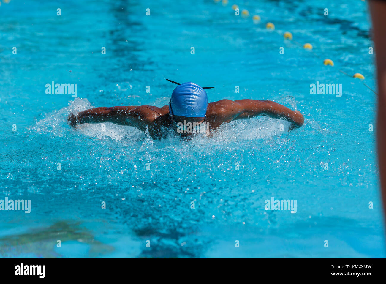 Nadador africano closeup no identificados con gafas de natación estilo  mariposa en el agua azul Fotografía de stock - Alamy