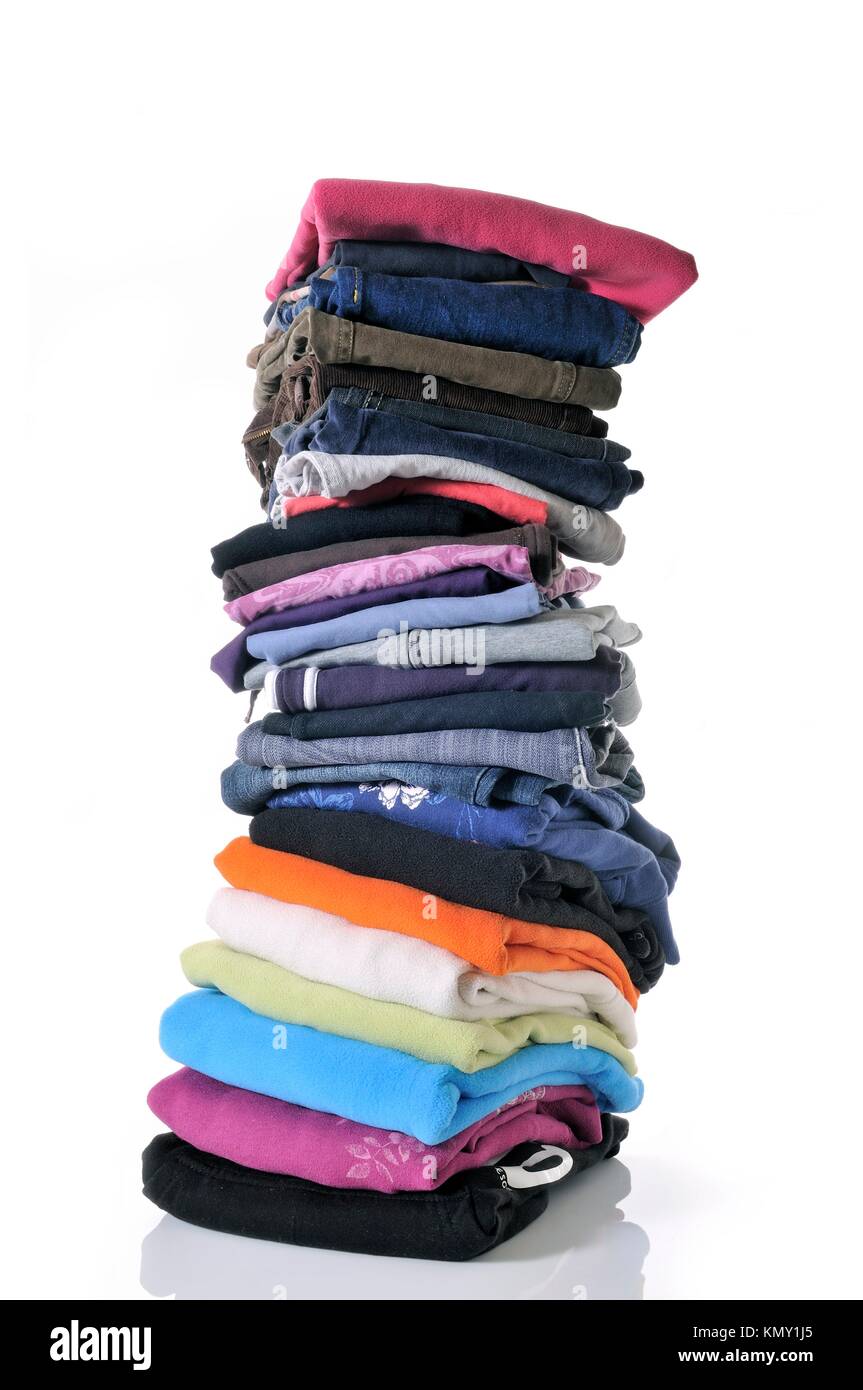 Montón de ropa doblada sobre fondo blanco Fotografía de stock - Alamy