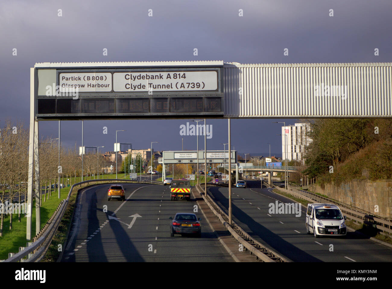 A814 clydeside Glasgow Harbour Expressway carriles fast link rush hour tráfico rápido fluir la contaminación Foto de stock