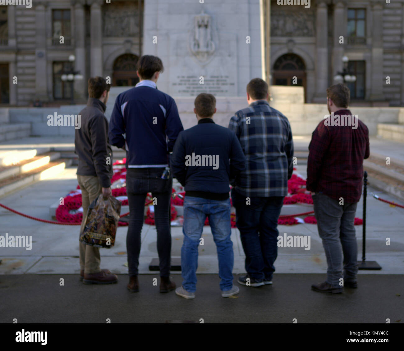 Cinco chicos en cenotafio War Memorial Amapola Coronas george square Glasgow Foto de stock
