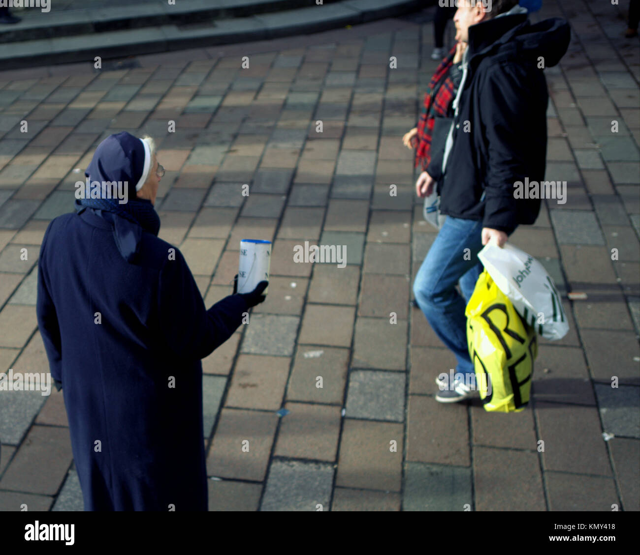 Monja católica en la calle buscando la caridad donación puede sacudir los transeúntes de la ciudad de Glasgow, Escocia, Reino Unido Foto de stock
