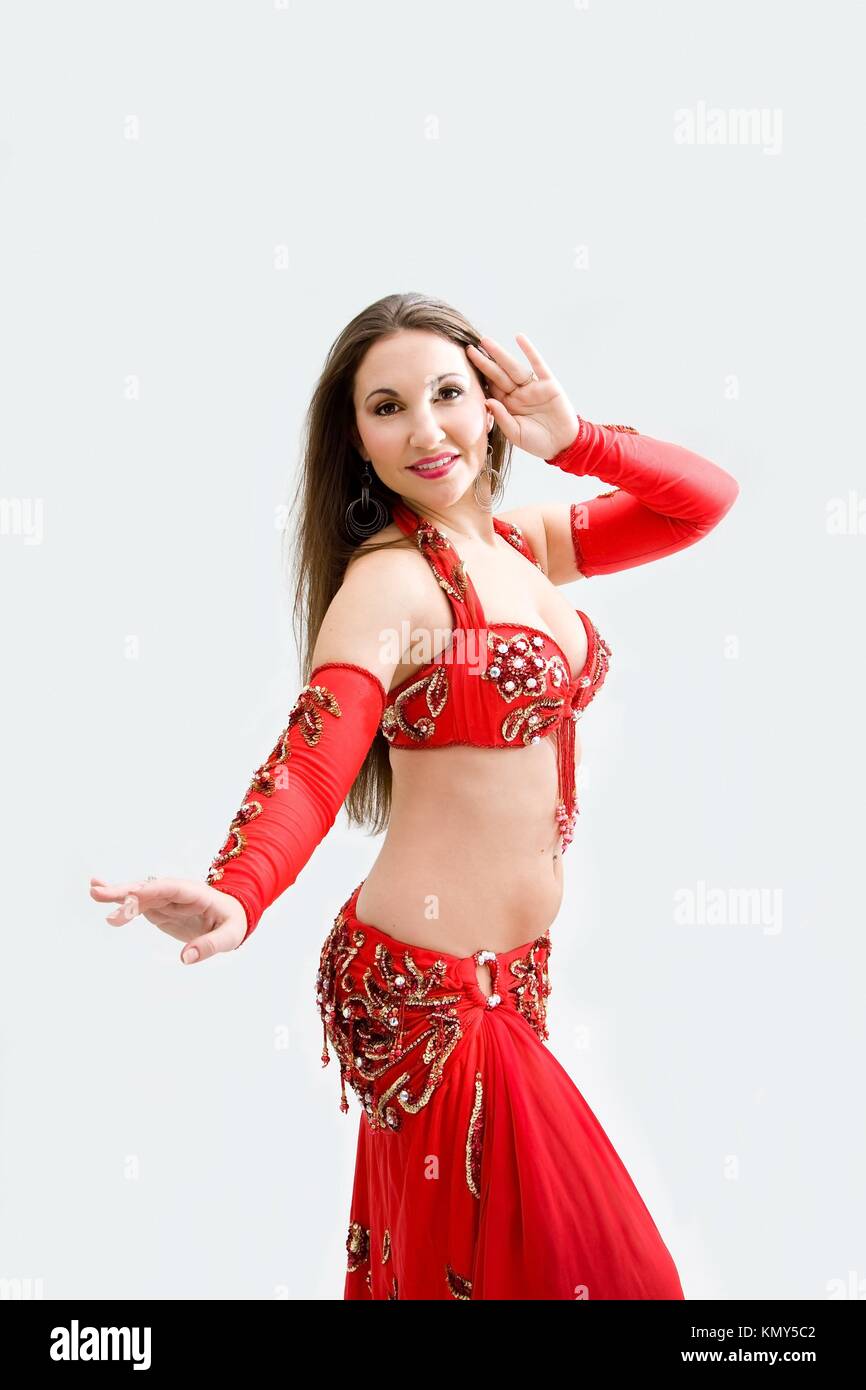 Bella bailarina de danza del vientre en traje rojo celebración velo,  aislado Fotografía de stock - Alamy