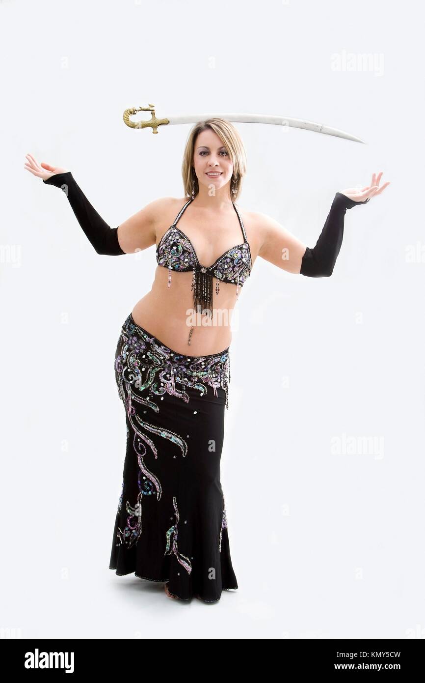 Bella bailarina de danza del vientre en traje negro espada equilibrio,  aislado Fotografía de stock - Alamy
