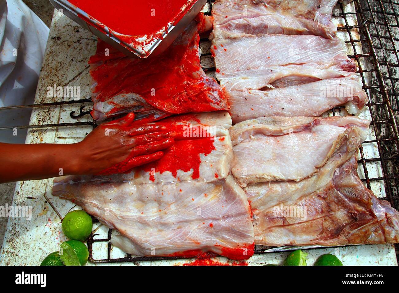 Filete de pescado a la parrilla salsa roja achiote tikinchik México Maya  receta Fotografía de stock - Alamy