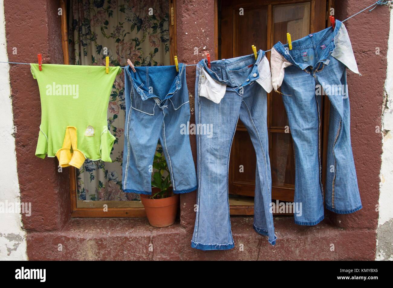 Ropa tendida en una ventana Fotografía de stock - Alamy