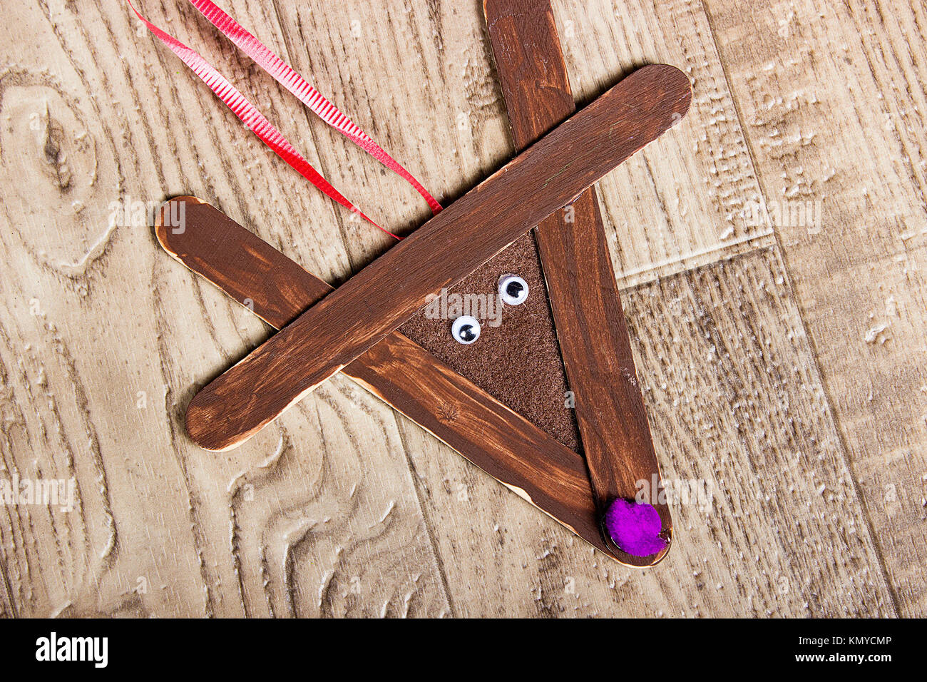 Hechos a mano de renos y globe claros ornamentos para el árbol de