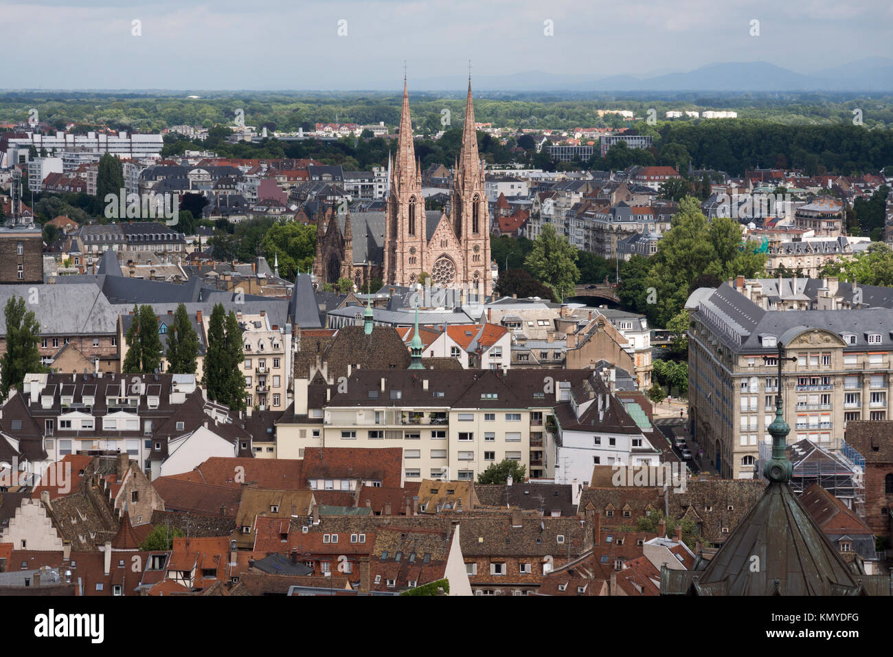 Una vista aérea en Estrasburgo mirando hacia la église réformée Saint-Paul (Iglesia Reformada de San Pablo), como puede verse en la catedral de Estrasburgo Foto de stock