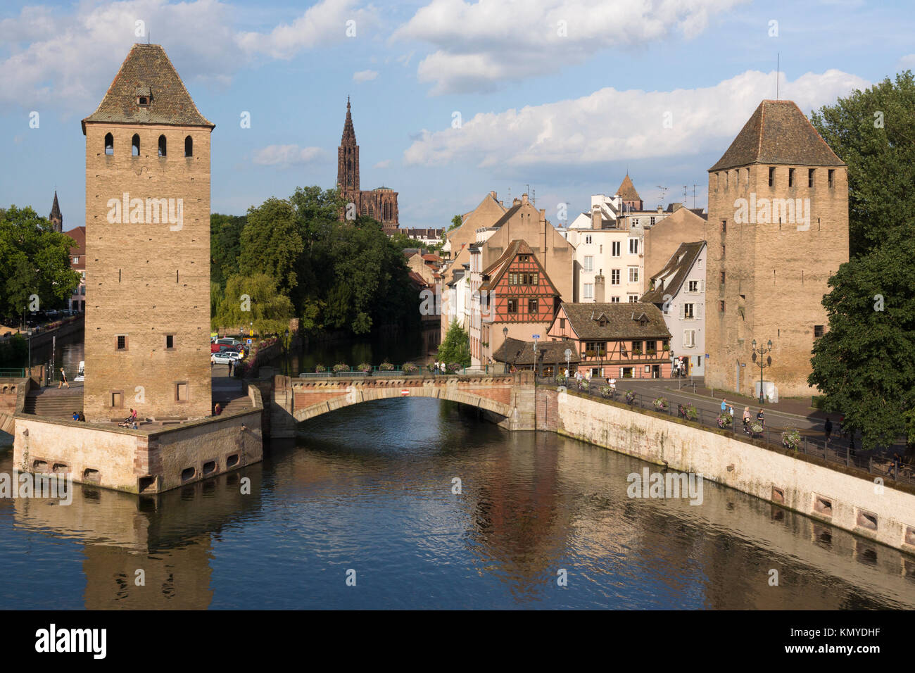 Los Ponts Couverts encerrar el borde occidental del barrio Petite France de Estrasburgo. La catedral de Estrasburgo puede verse en el fondo Foto de stock